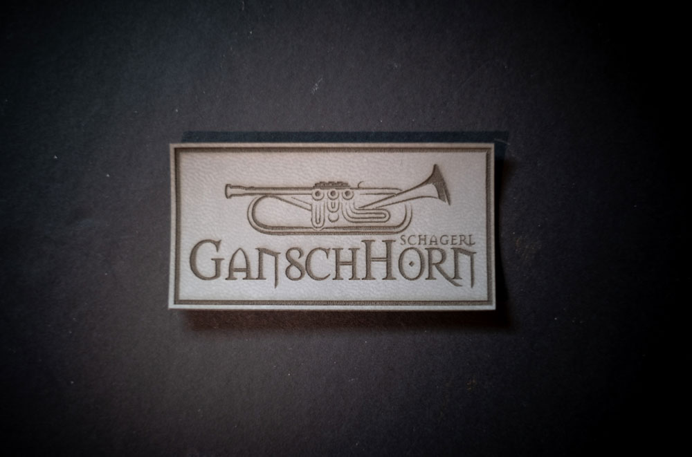 Schagerl Gansch Horn Aufnäher Kunstleder, grau