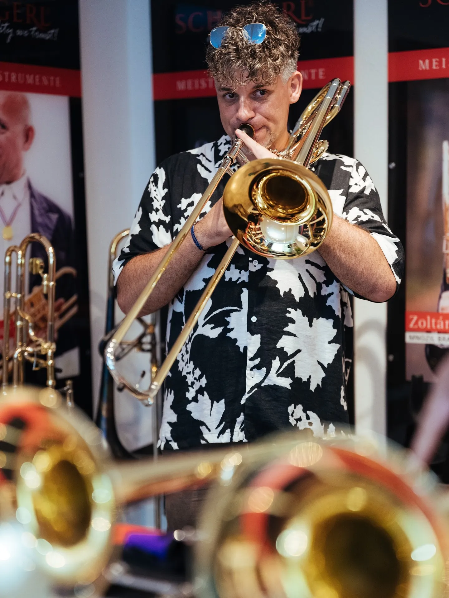 Zoltán Kiss in the House!
We’re honored to welcome Zoltán Kiss from Mnozil Brass here at Schagerl!
He stopped by to test some exciting new prototype instruments – and as always, his feedback is gold, or vintage with gold plated parts 🤔😅

Stay tuned for what’s coming next… 💥

#schagerltrumpet #schagerlartist #inqualitywetrust #zoltánkiss #mnozilbrass #brassinspiration #prototypevibes #schagerltrombone